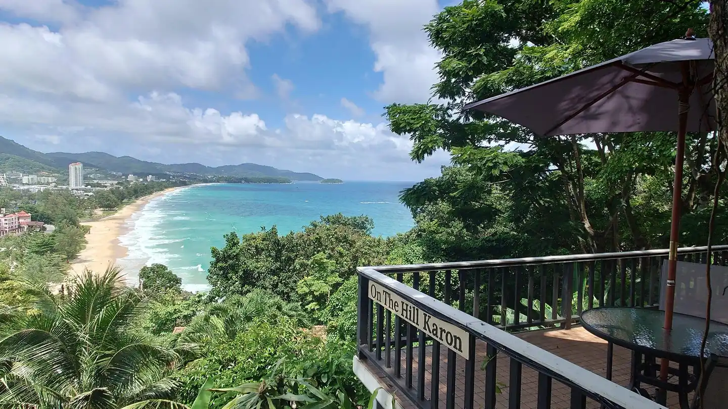 On The Hill Karon Resort Aussenansicht