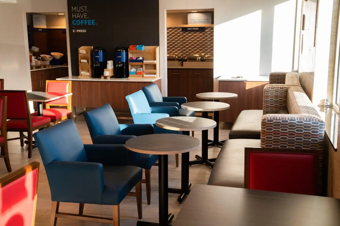 Holiday Inn Express Queens - Maspeth Lobby