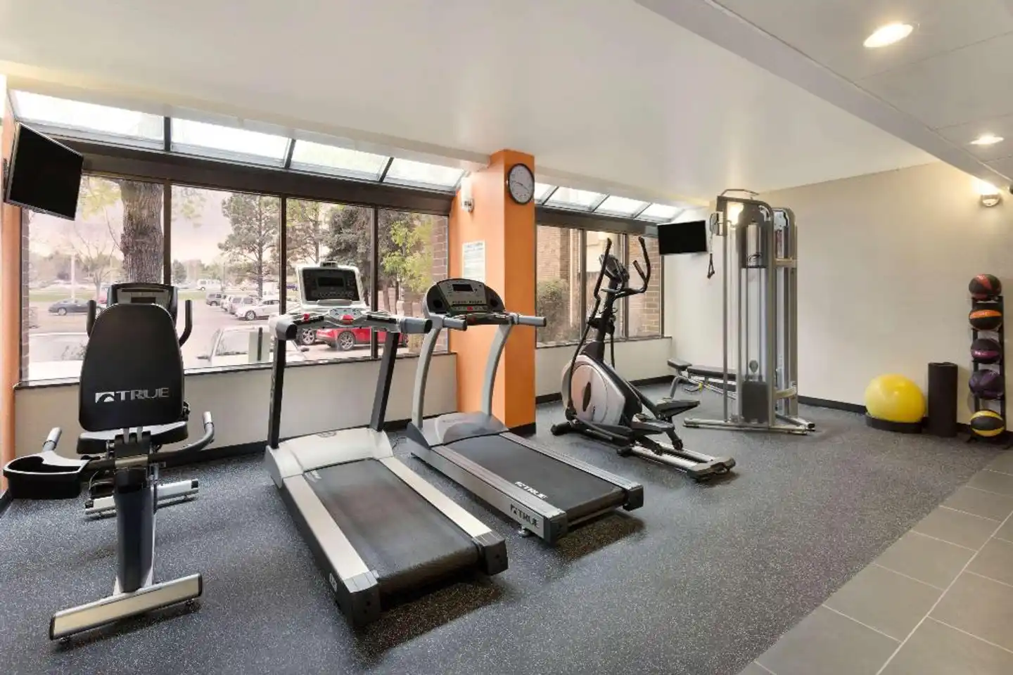 Super 8 by Wyndham Westminster Denver North Sport und Entertainment