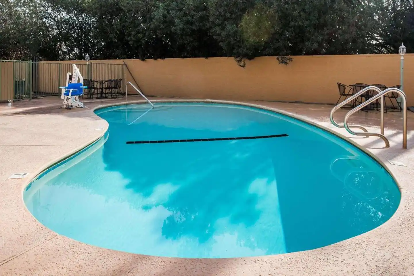 Super 8 by Wyndham Visalia Pool
