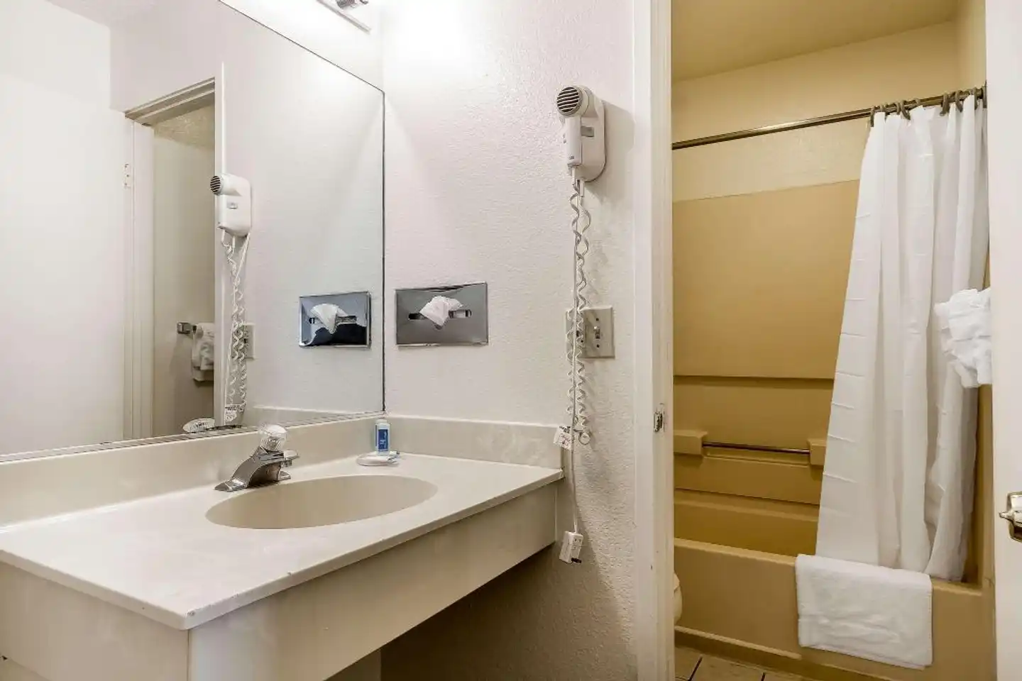 Rodeway Inn Wine Country Badezimmer