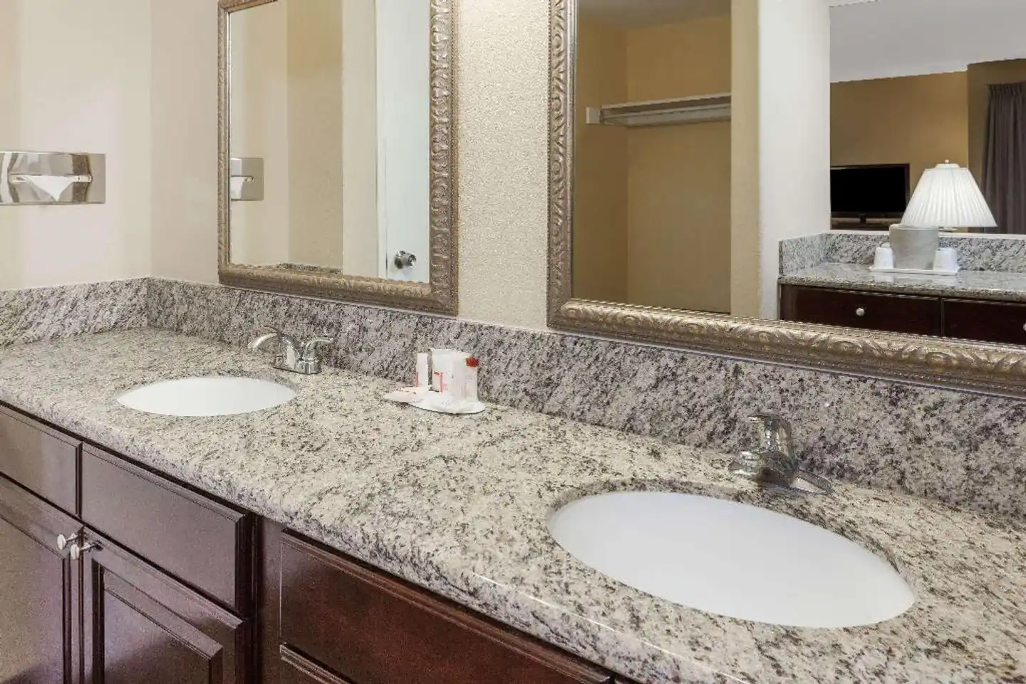Ramada Plaza by Wyndham Garden Grove/Anaheim South Badezimmer