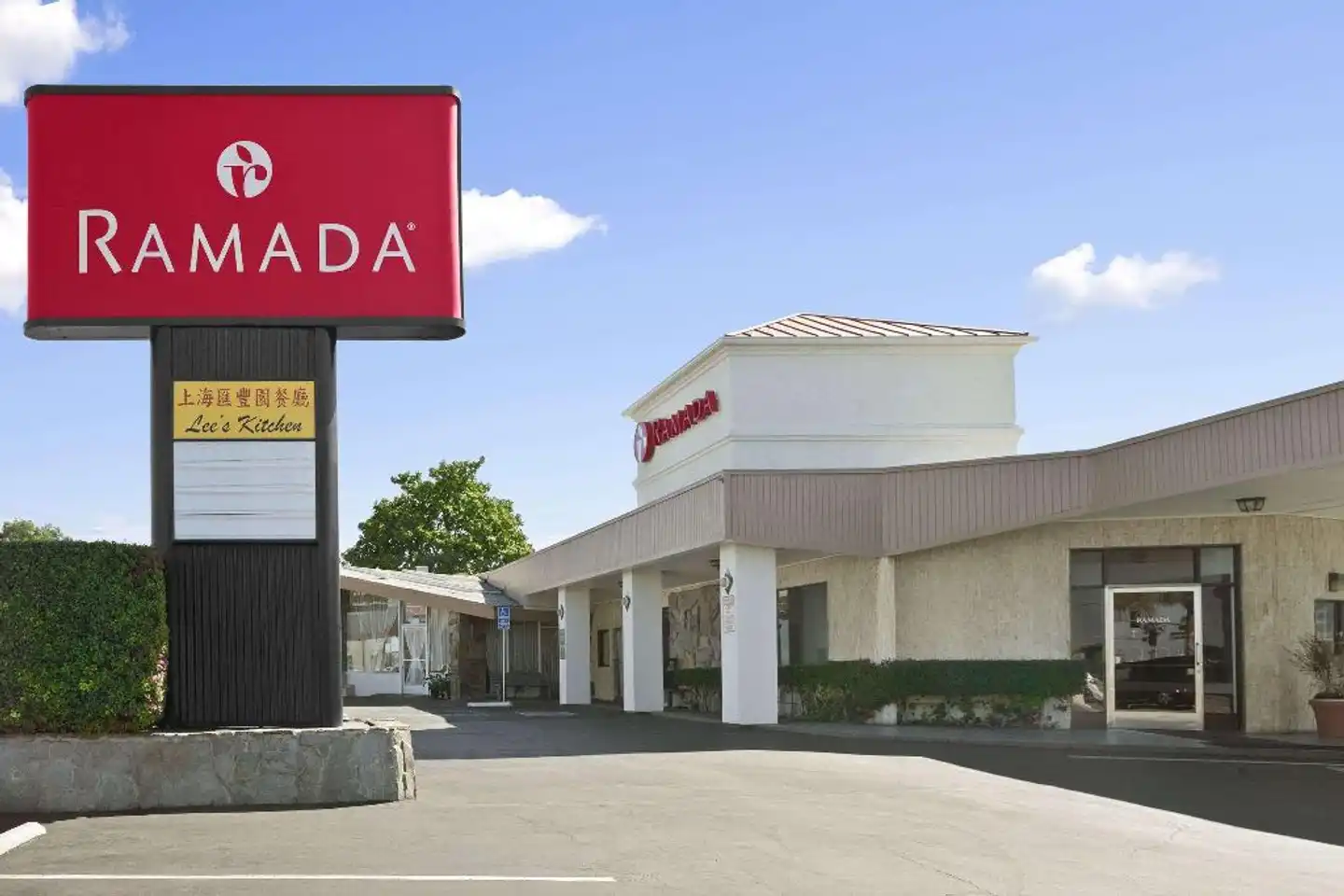 Ramada by Wyndham Torrance Aussenansicht