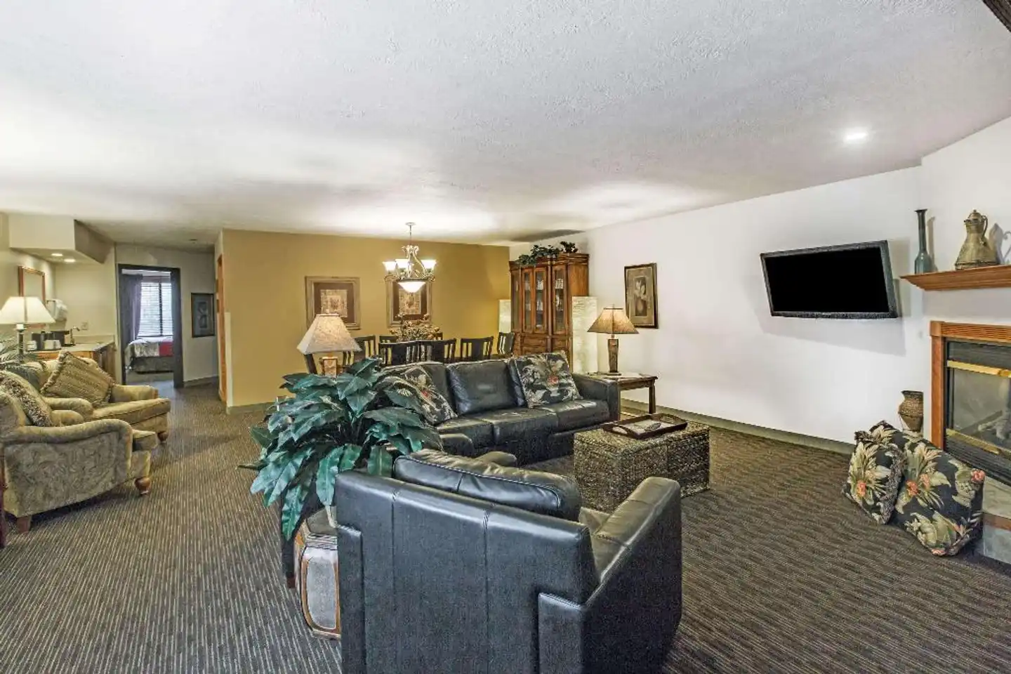 Ramada by Wyndham Sioux Falls Airport Hotel & Suites Lobby