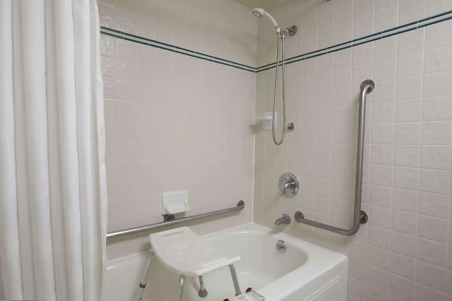 Ramada Silicon Valley Badezimmer