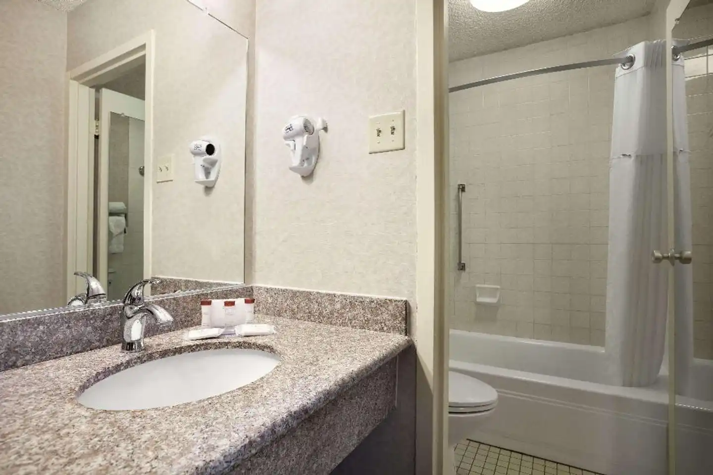 Ramada Silicon Valley Badezimmer