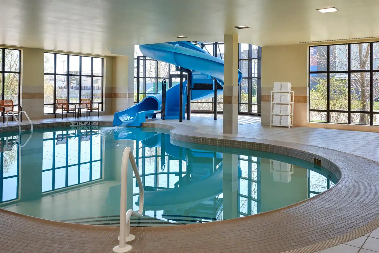Courtyard by Marriott Kingston Highway 401/Division Street Hallenbad