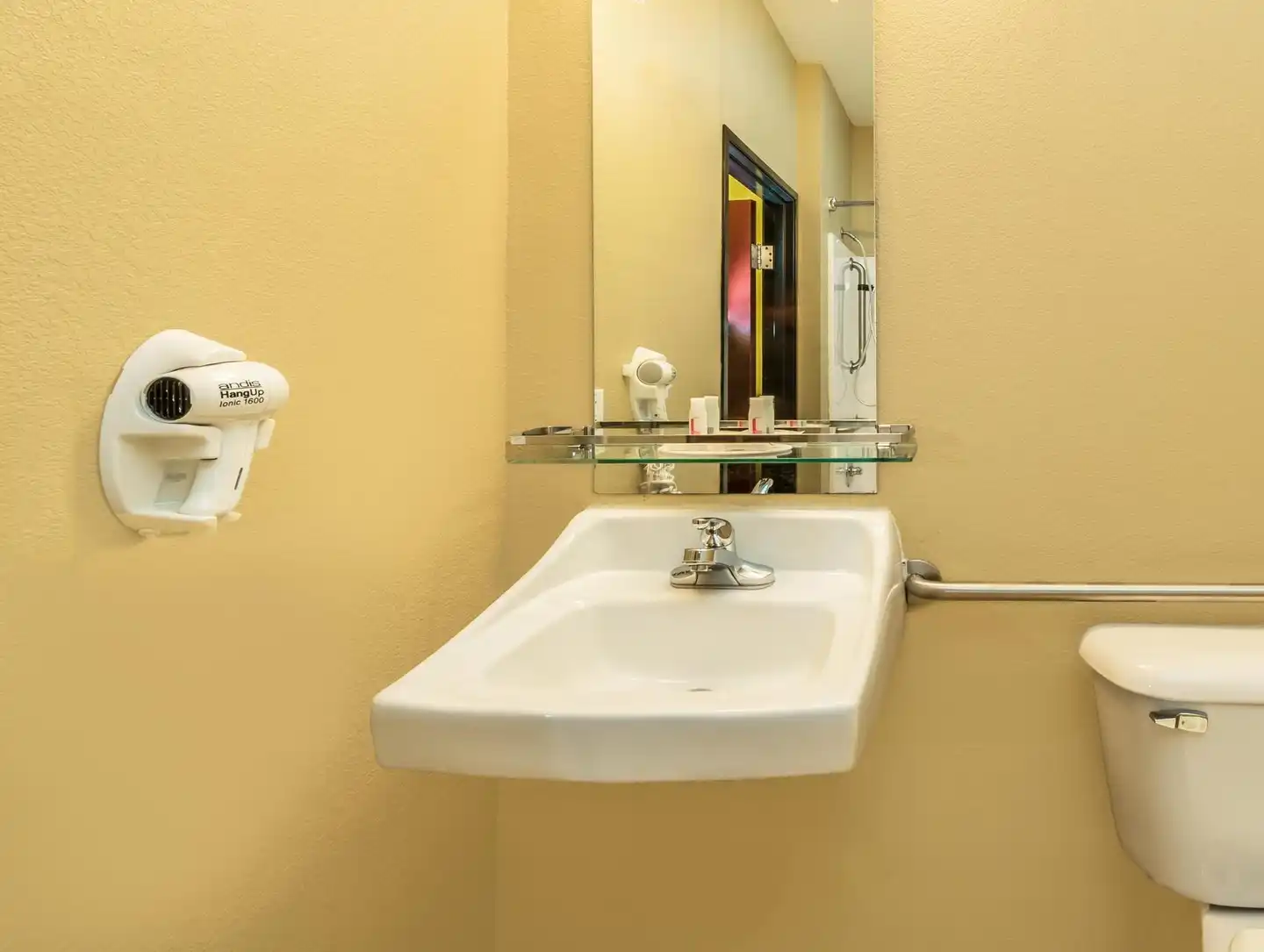 Days Inn by Wyndham Rockdale Texas Badezimmer