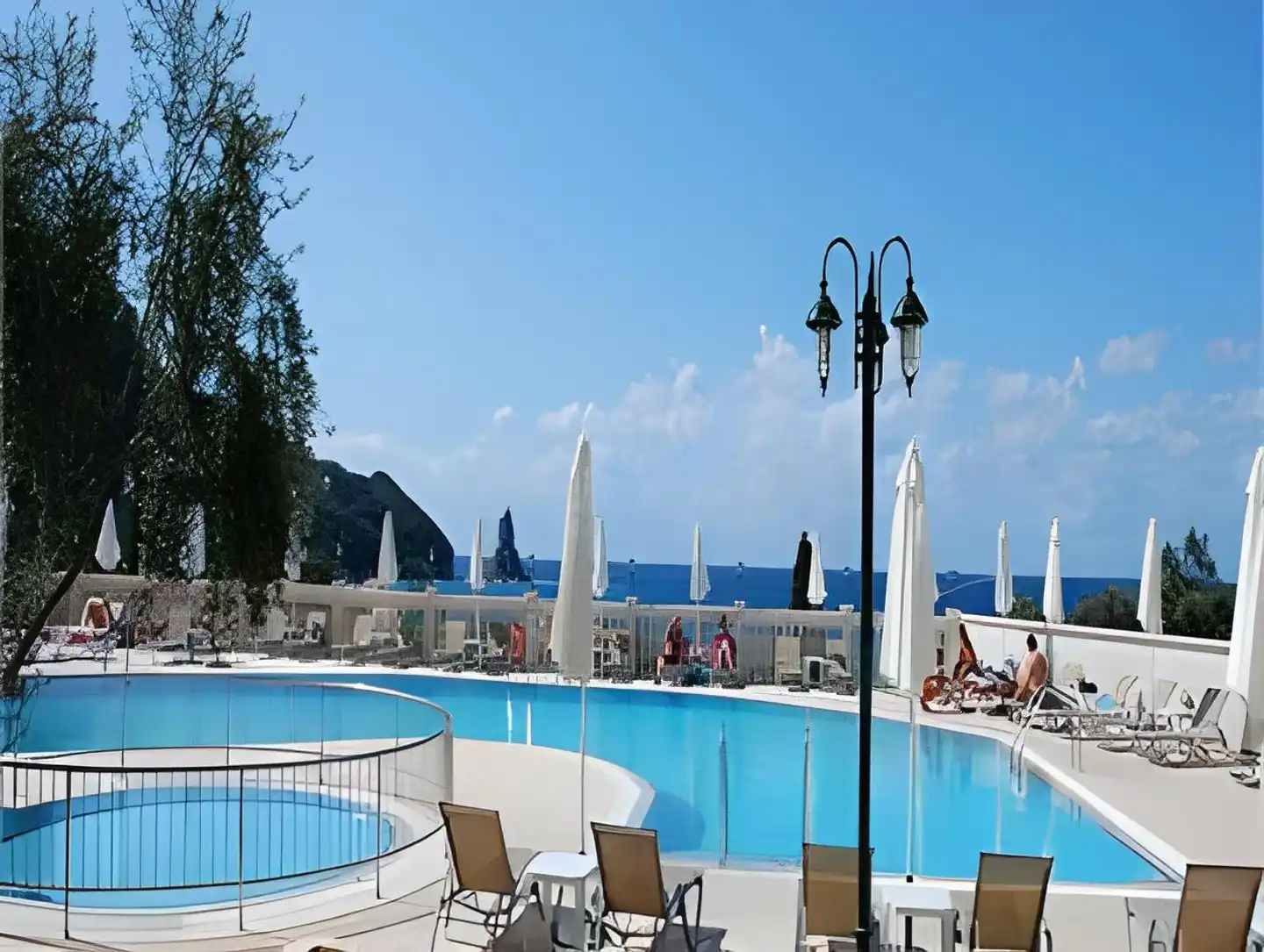 Aloha Hotel Pool