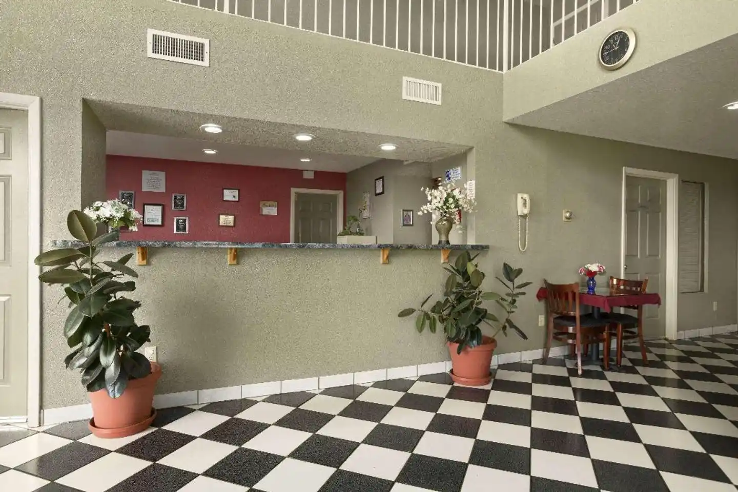 Howard Johnson Holbrook Lobby