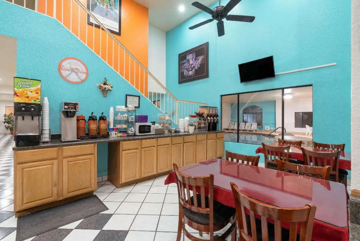 Howard Johnson Holbrook Bar