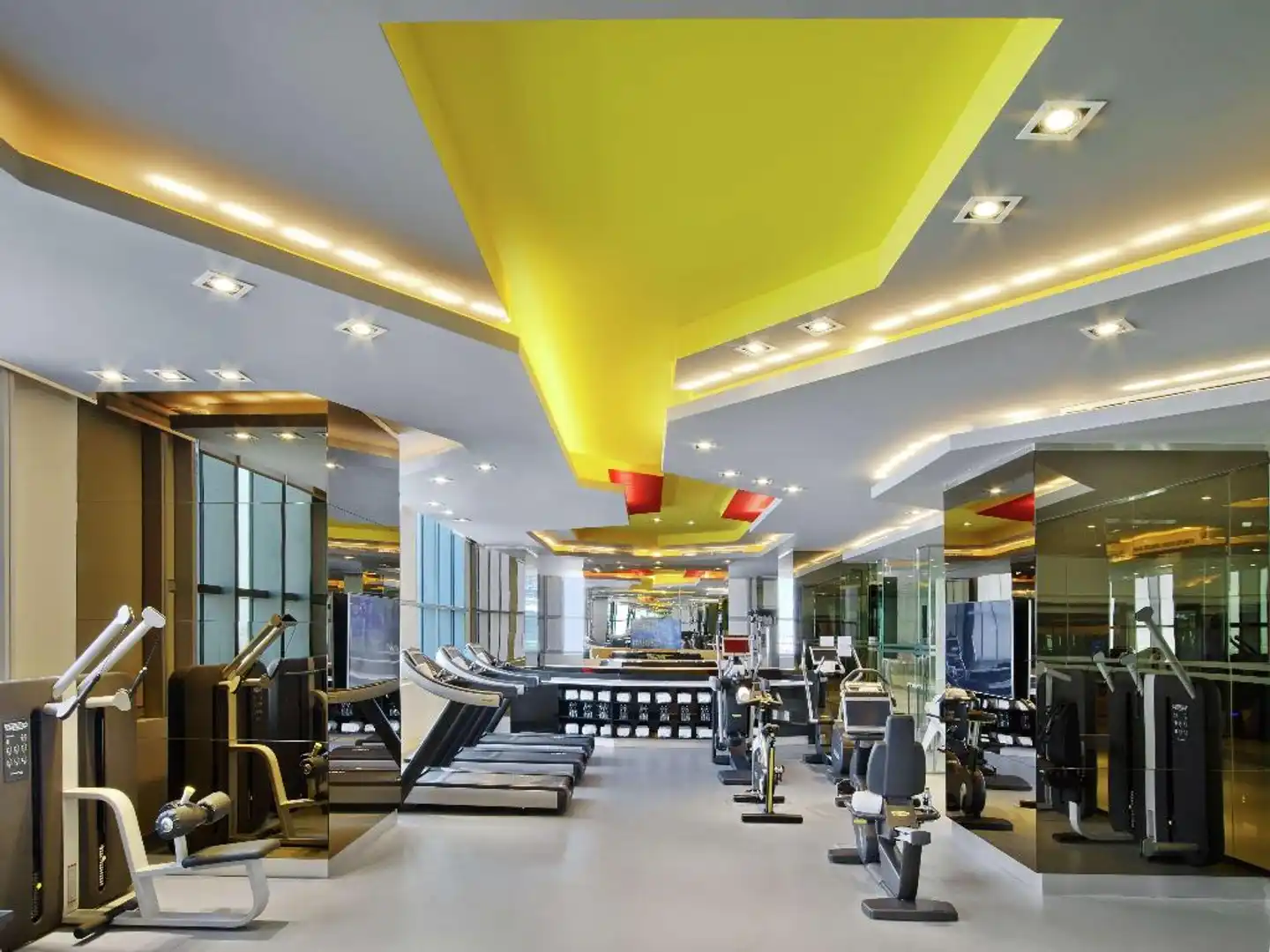V Hotel Dubai, Curio Collection by Hilton Sport und Entertainment