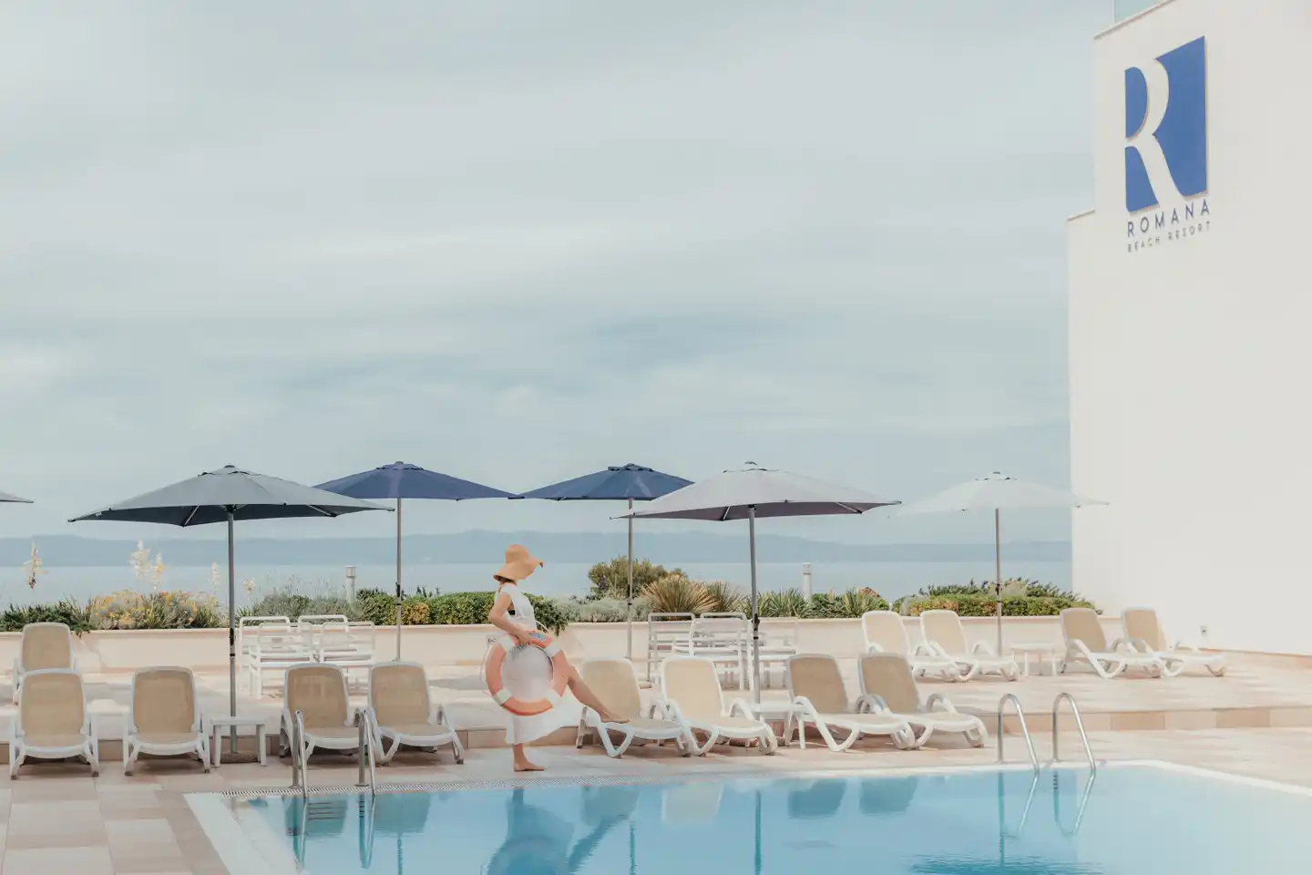 Romana Beach Apartments Pool