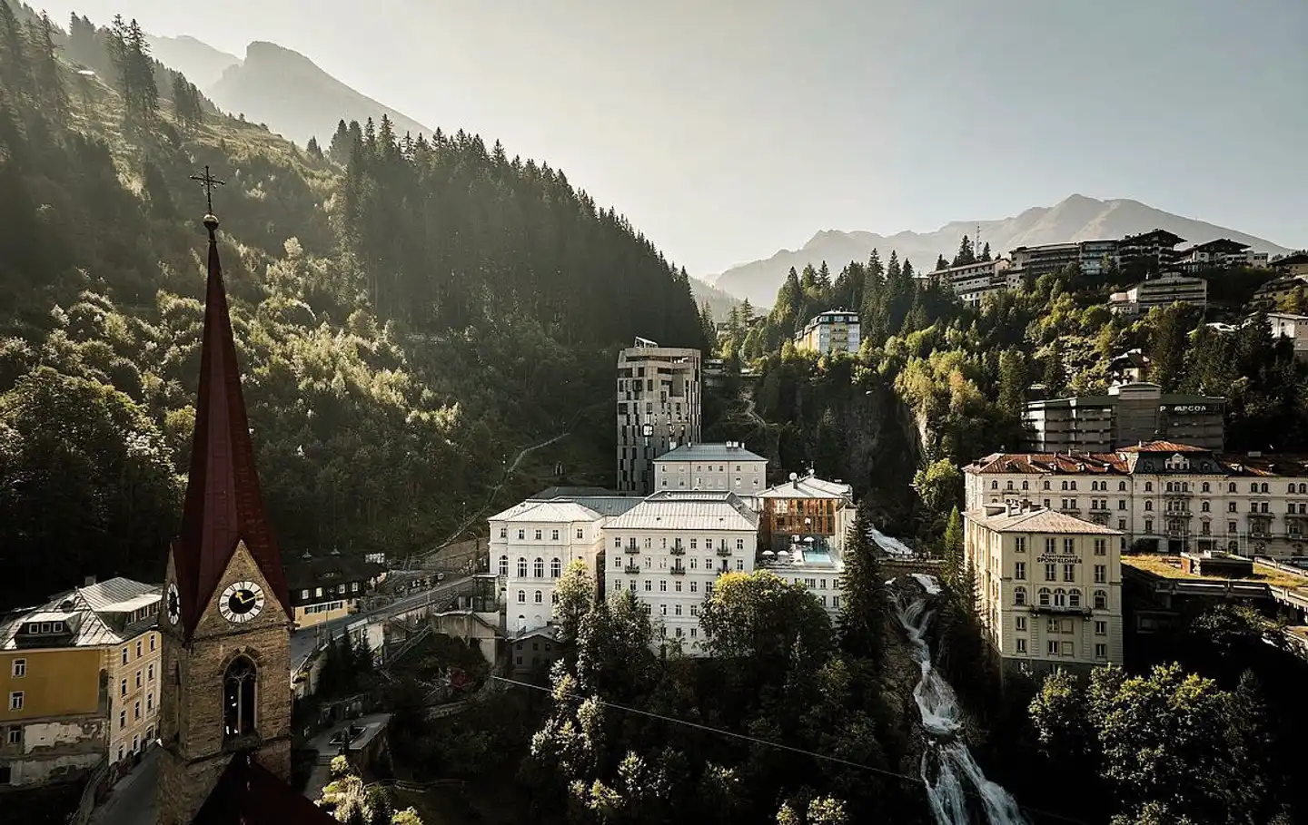 Urban Nature Bad Gastein - Badeschloss Aussenansicht