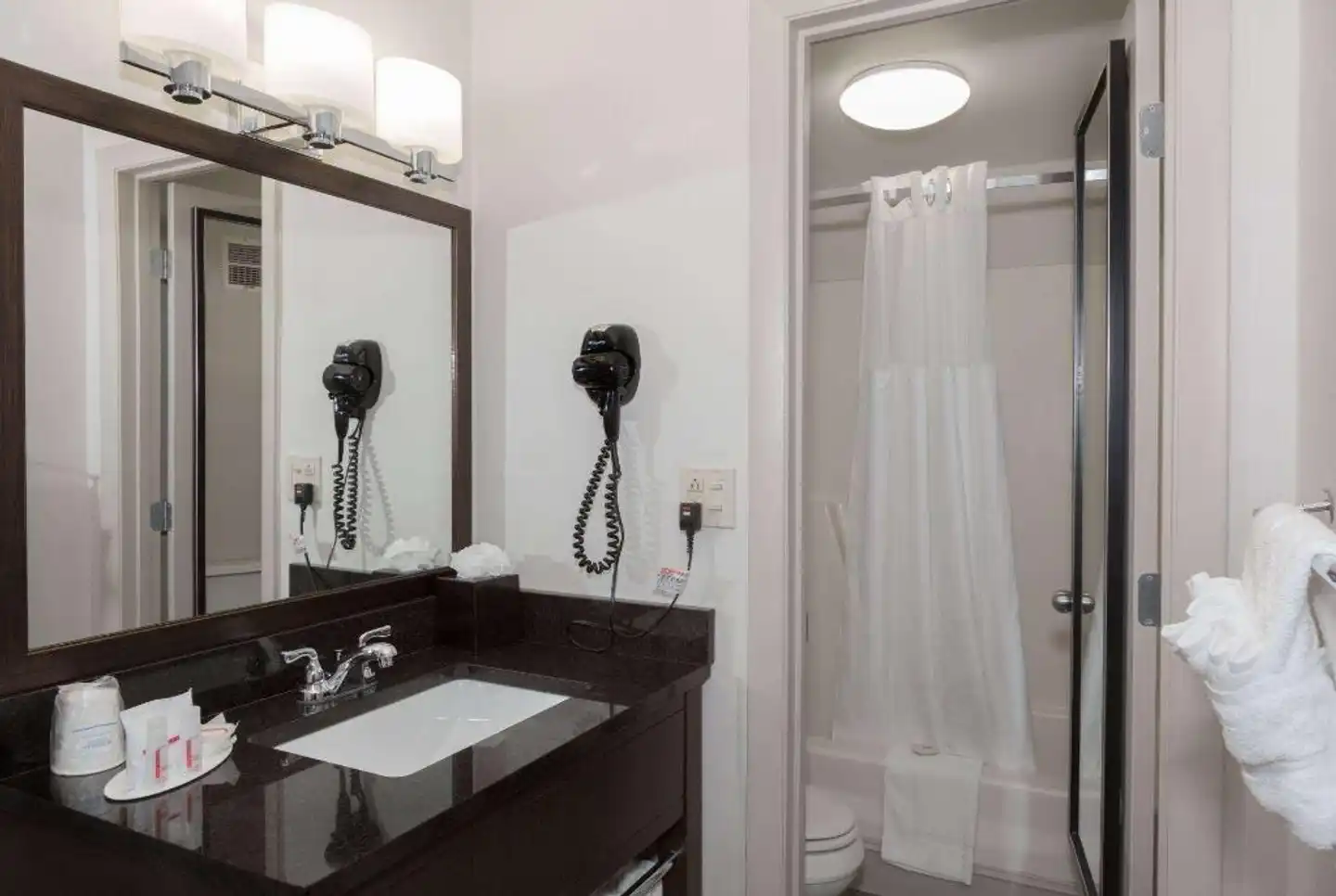 Ramada by Wyndham Boston Badezimmer