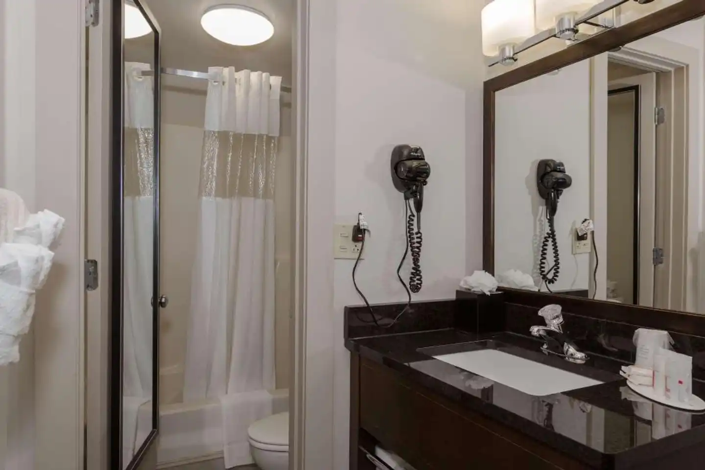 Ramada by Wyndham Boston Badezimmer