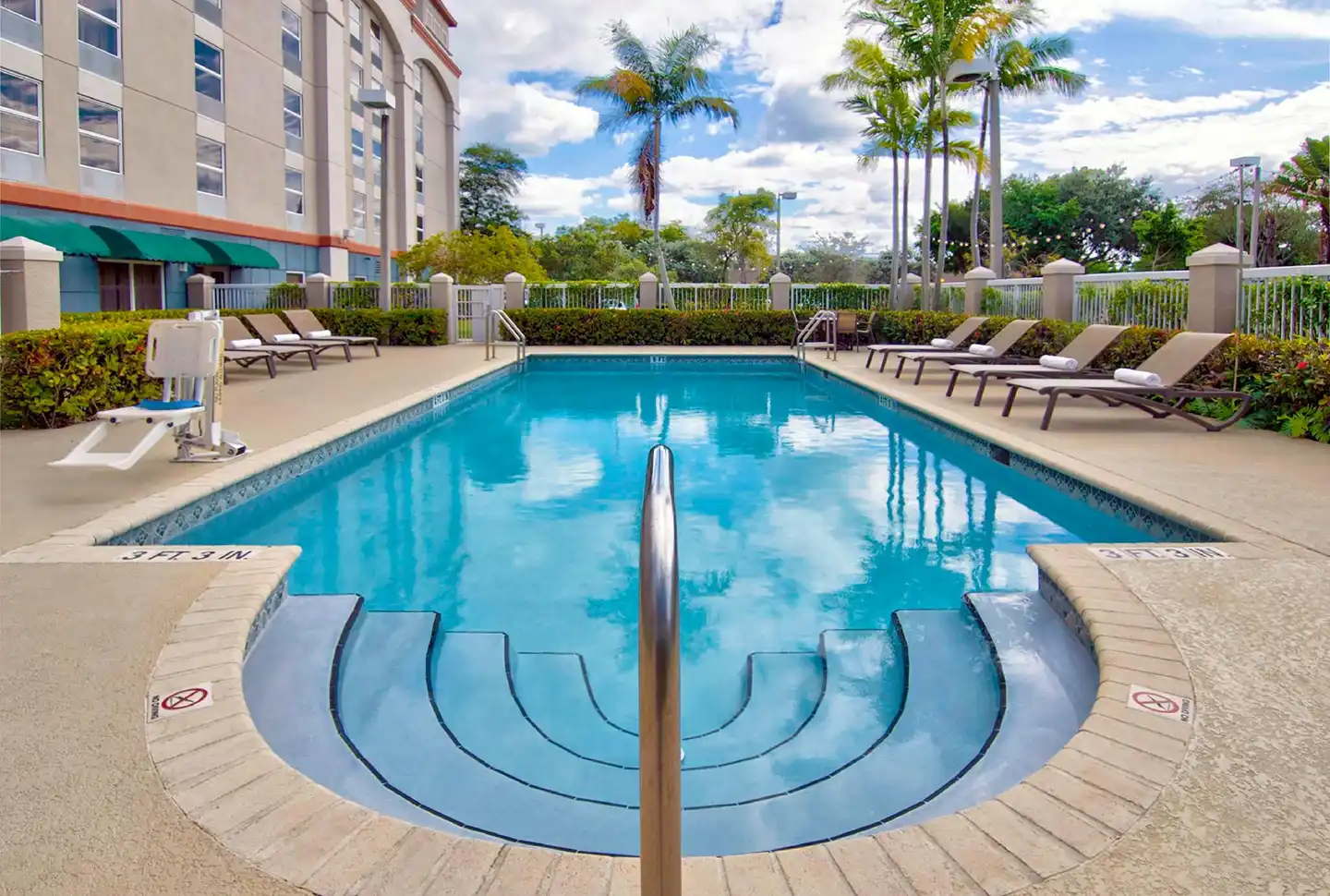 Hampton Inn Ft. Lauderdale Airport North Cruise Port Pool