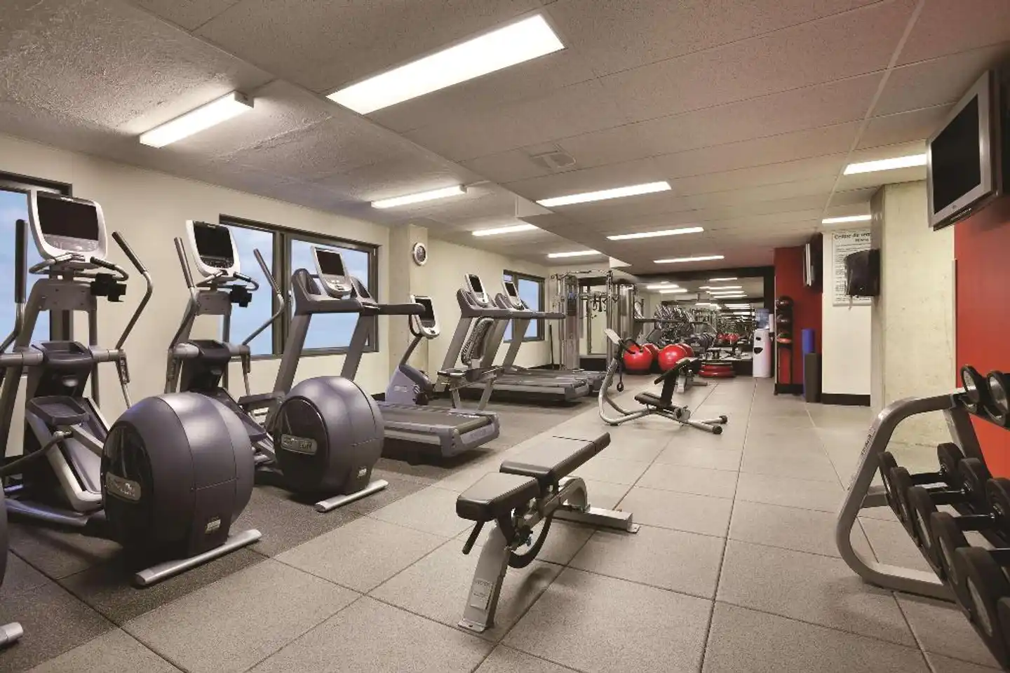 Embassy Suites by Hilton - Montreal Sport und Entertainment