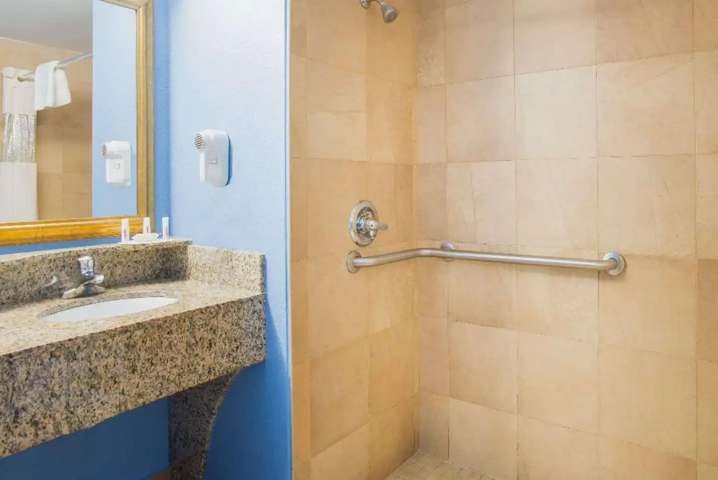 Days Inn by Wyndham New Haven Badezimmer