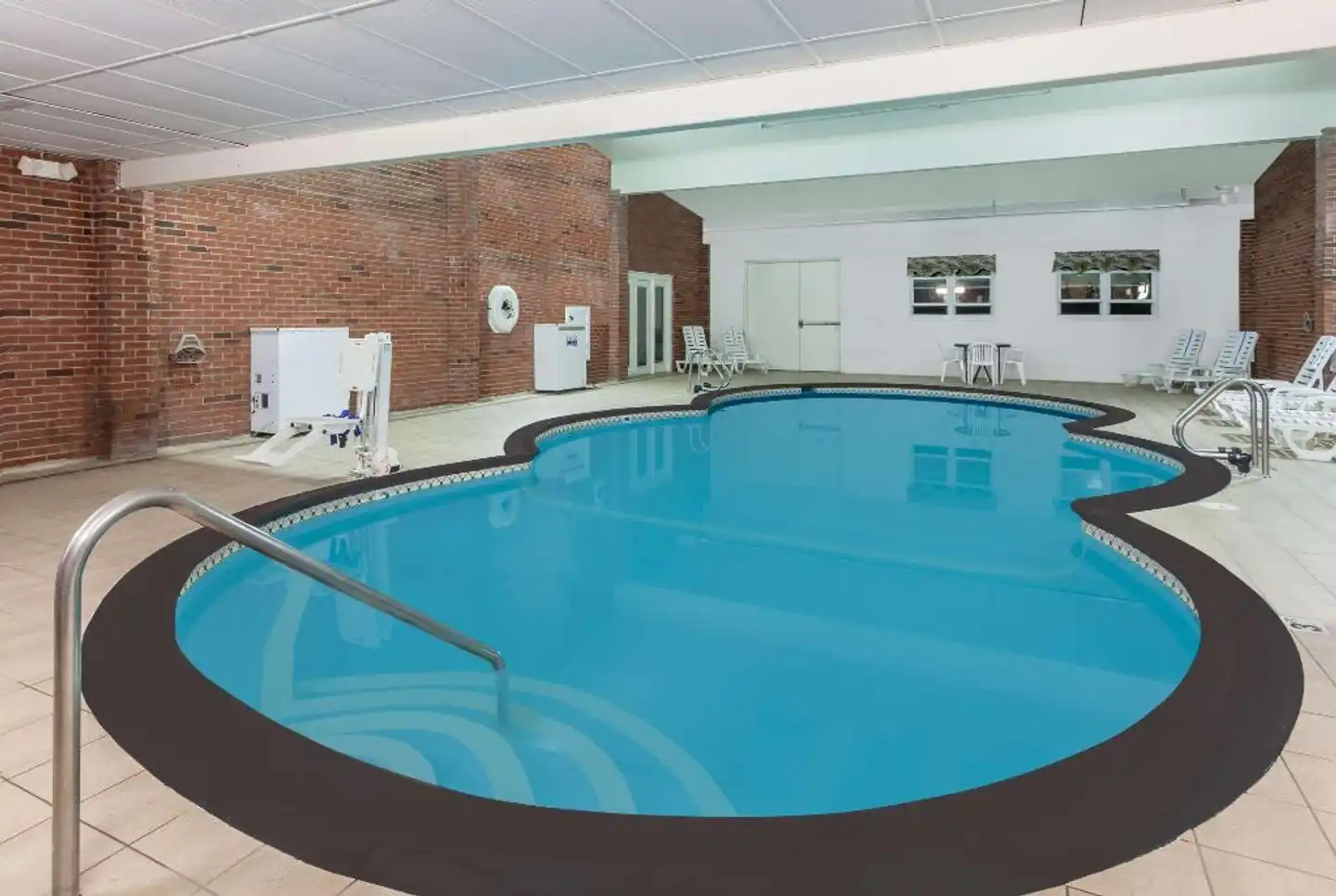 Howard Johnson by Wyndham Mystic Hallenbad