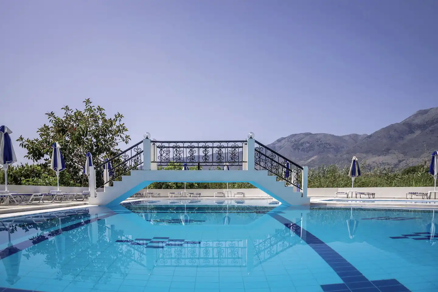 Vantaris Garden Pool