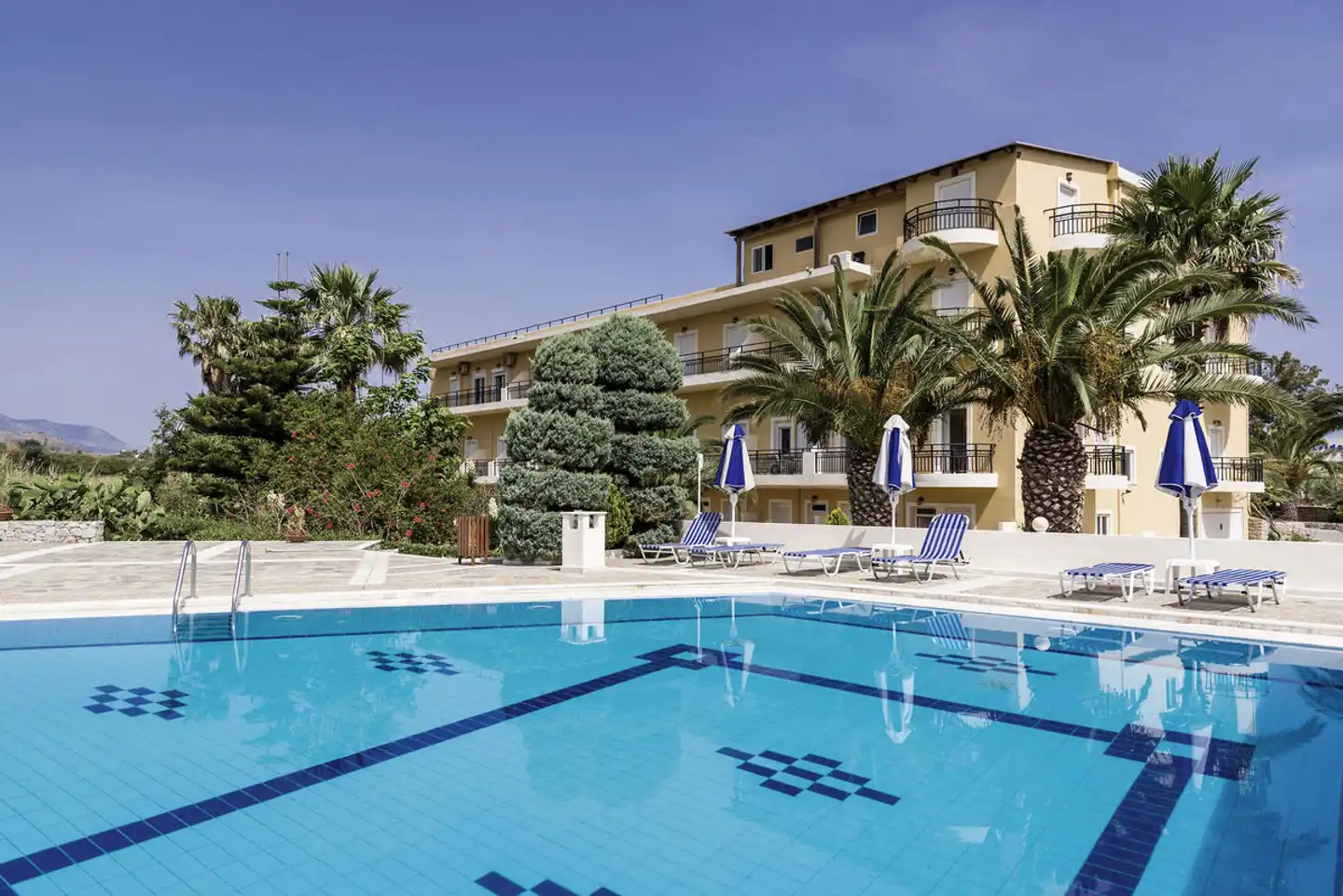 Vantaris Garden Pool