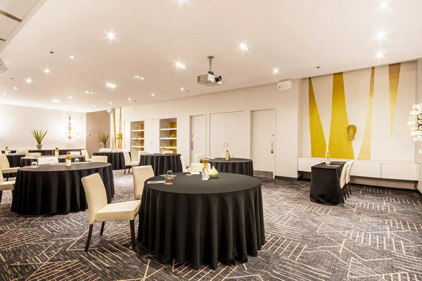 Hotel 10 Lobby