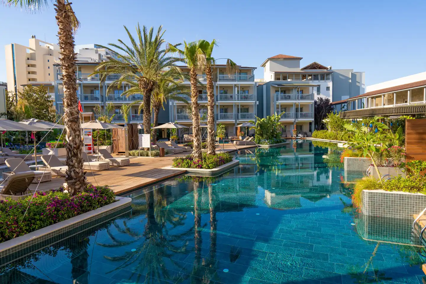 Lara Barut Collection Pool