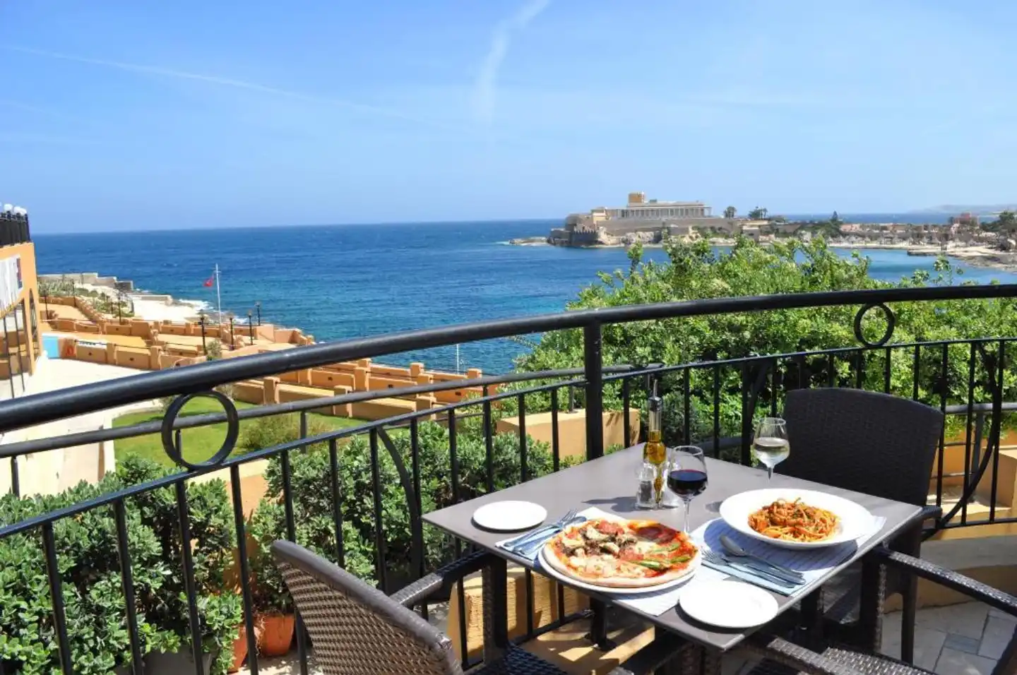 Verdi St. George's Bay Marina Terrasse