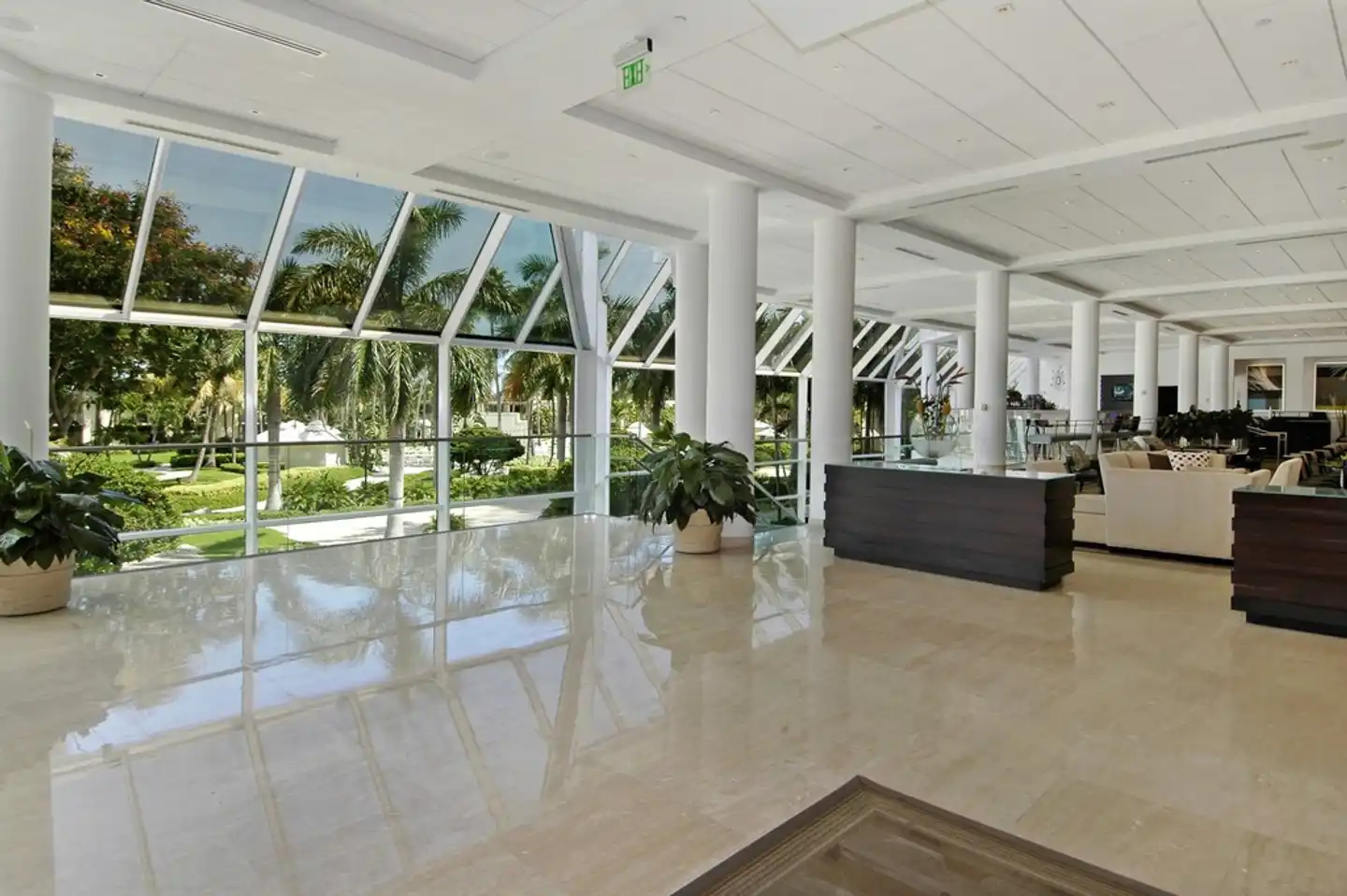Pier Sixty-Six Hotel and Marina Lobby