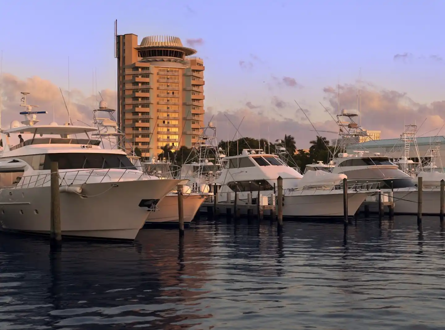 Pier Sixty-Six Hotel and Marina Aussenansicht