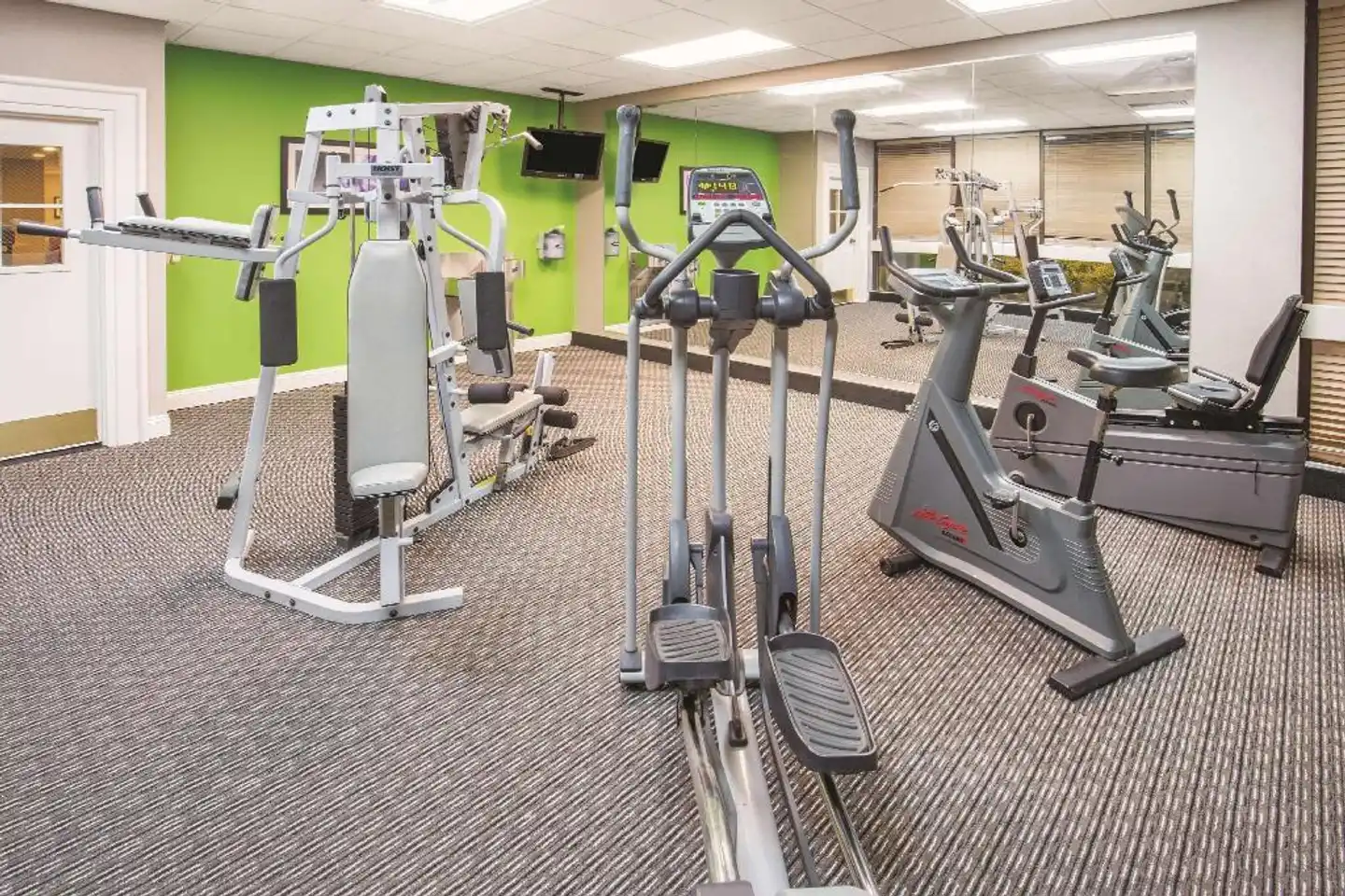 Howard Johnson by Wyndham Sacramento Downtown Sport und Entertainment