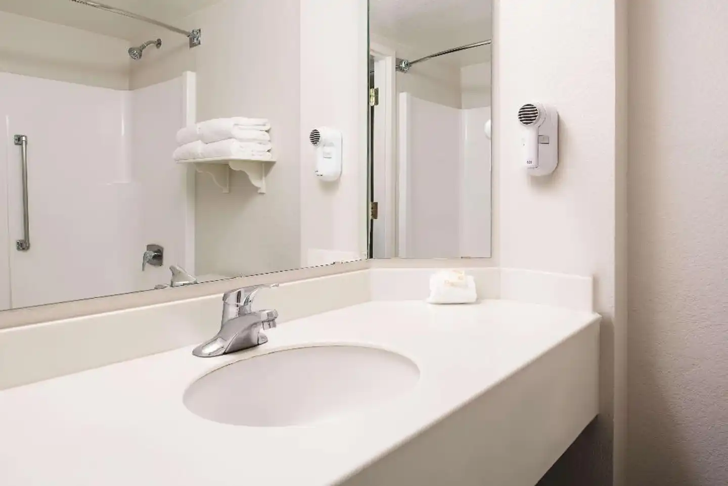 Howard Johnson by Wyndham Sacramento Downtown Badezimmer