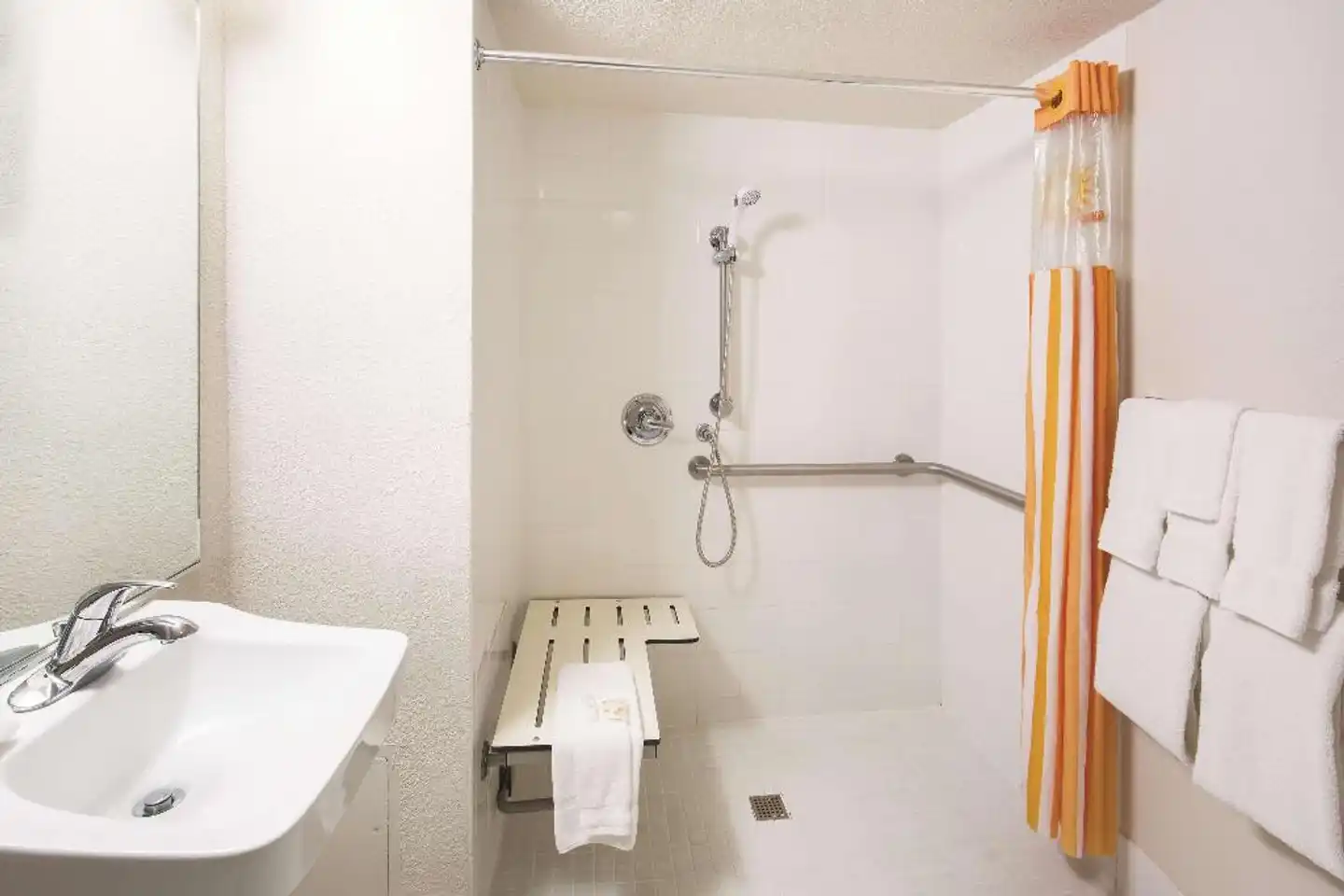 Howard Johnson by Wyndham Sacramento Downtown Badezimmer