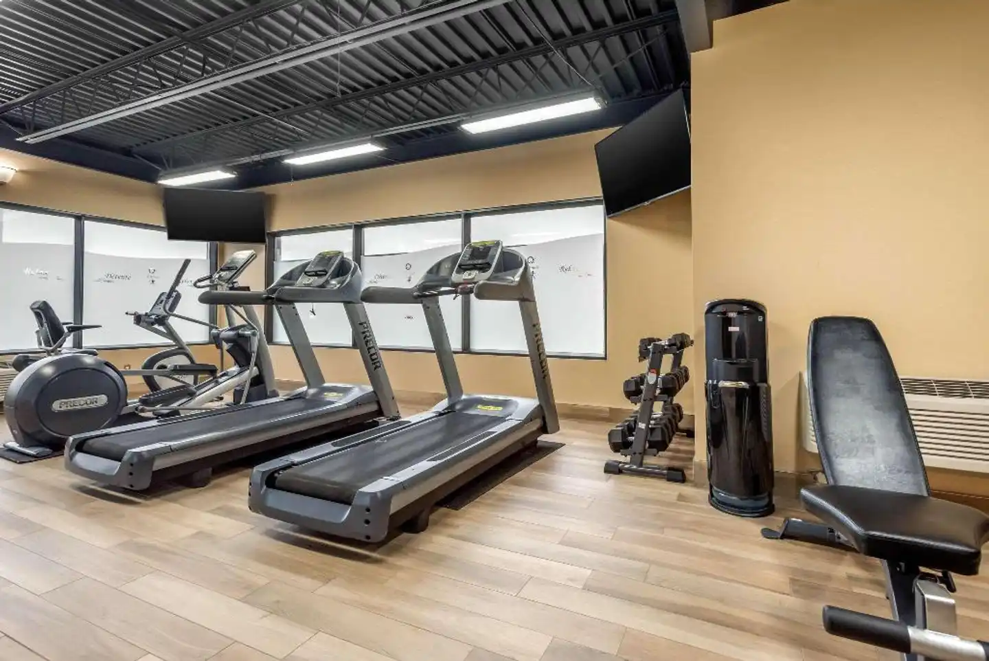 Quality Hotel Dorval Sport und Entertainment