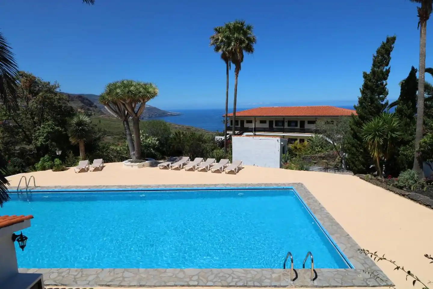 Apartamentos Miranda Pool