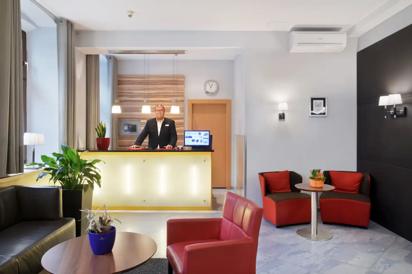 Hotel Lucia Lobby