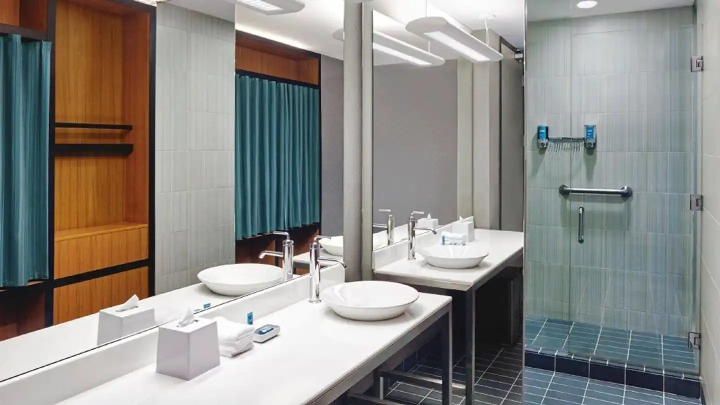 Aloft New York LaGuardia Airport Badezimmer