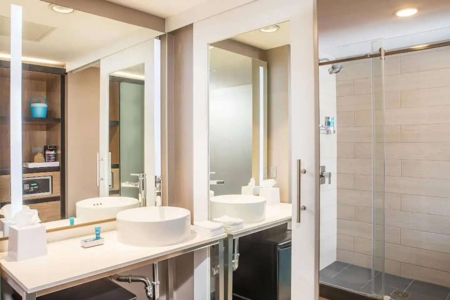 Aloft New York LaGuardia Airport Badezimmer