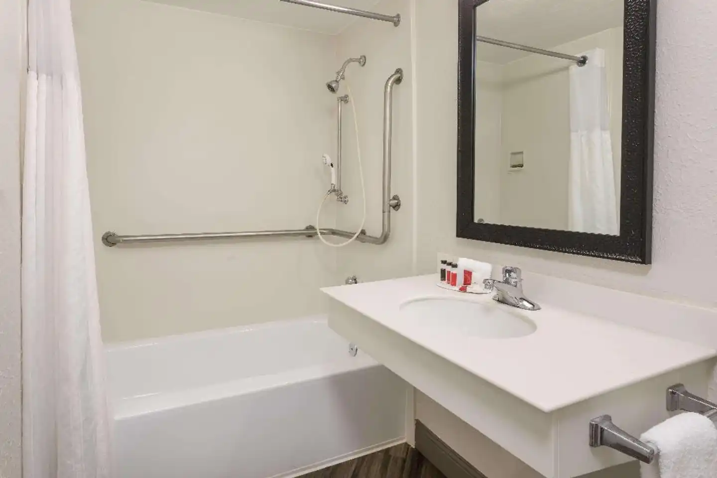 Baymont by Wyndham Greenville Woodruff Rd Badezimmer