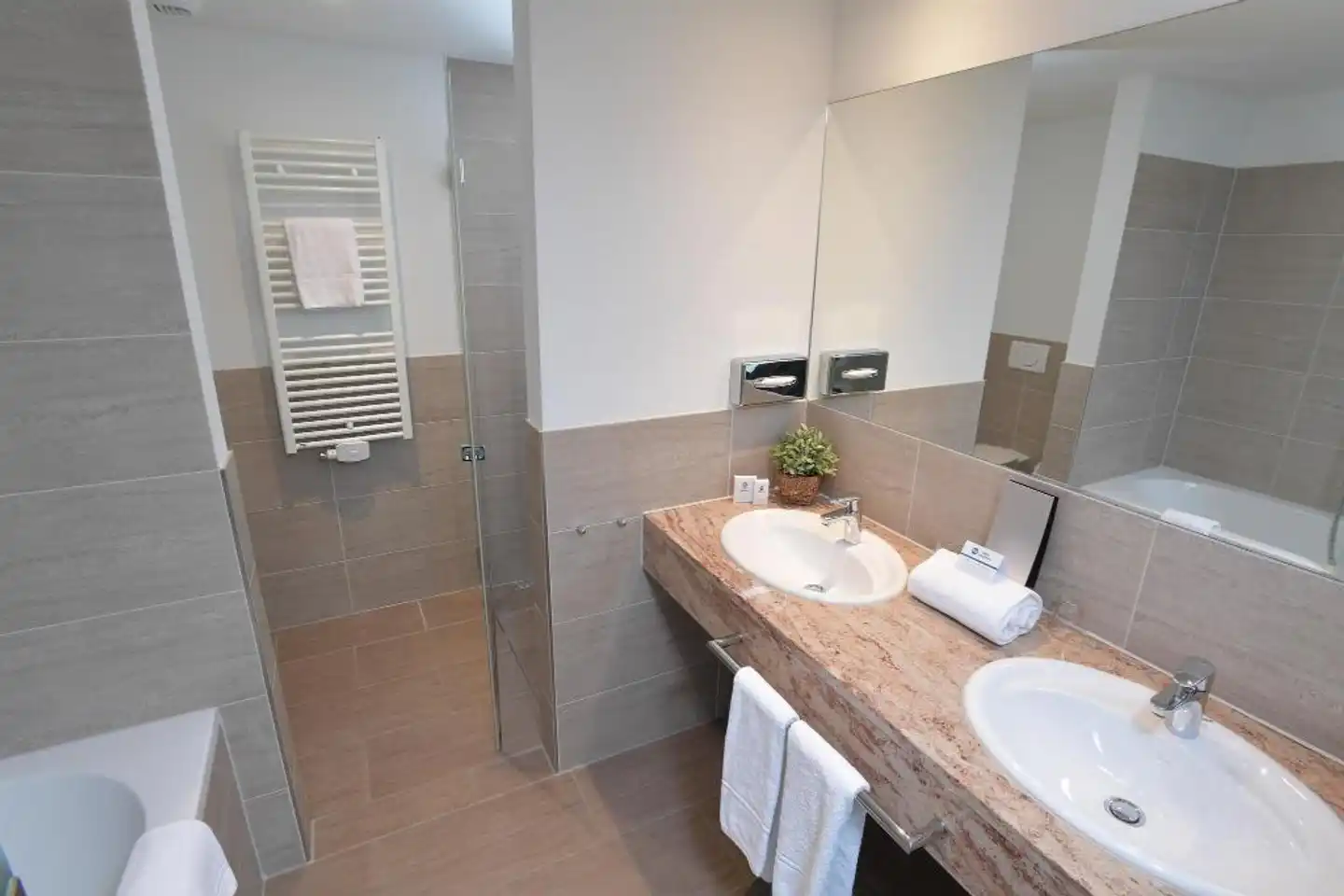Best Western Queens Pforzheim-Niefern Badezimmer