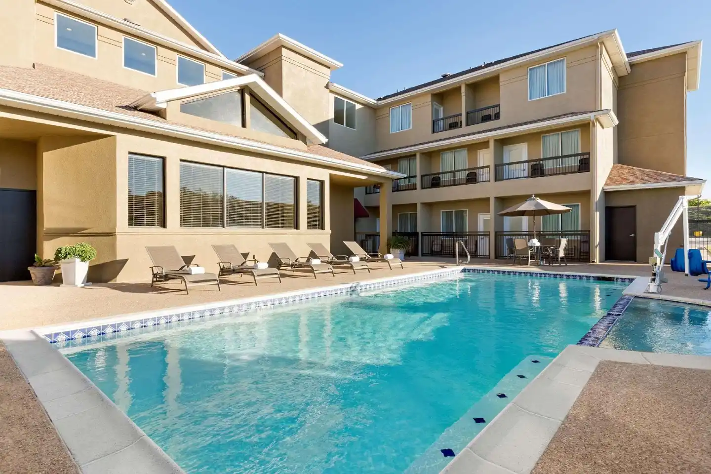 Country Inn & Suites by Radisson, Fort Worth West I-30 NAS JRB Pool