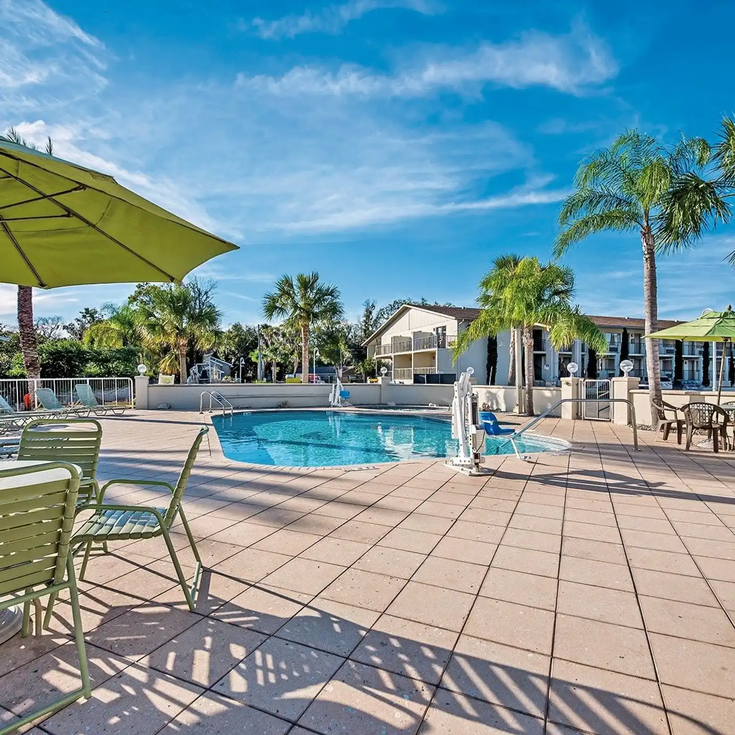 Paddletail Waterfront Lodge Pool