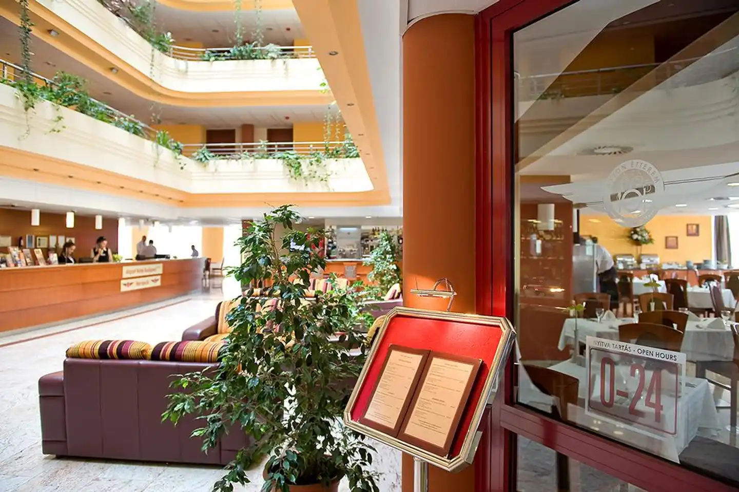 Airport-Hotel Budapest Lobby