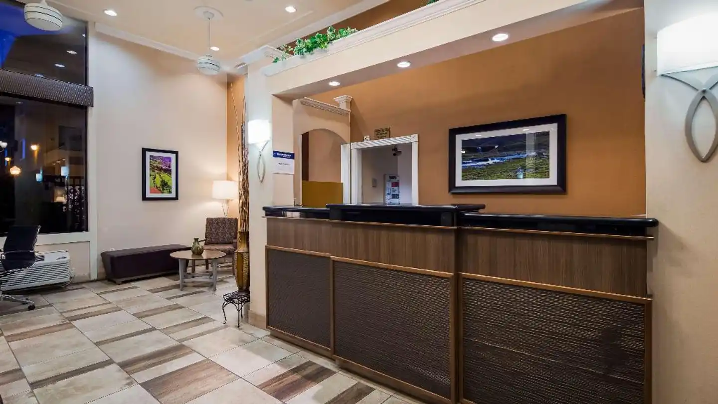 Best Western PLUS Inn of Hayward Lobby