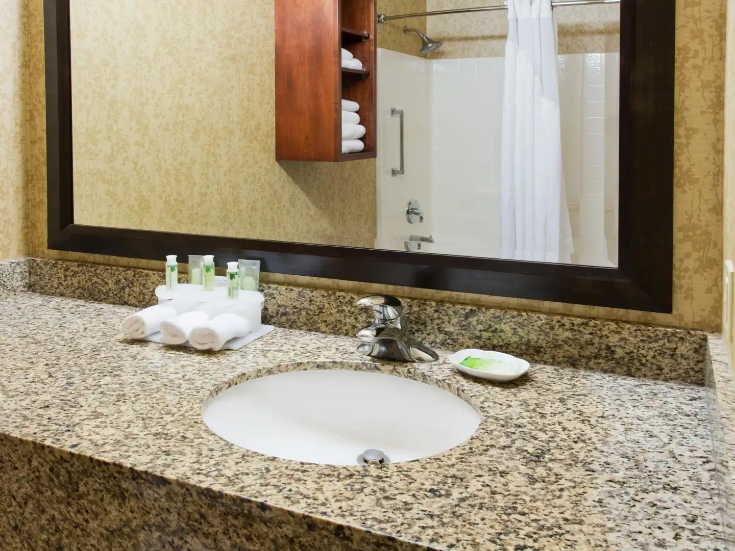 Holiday Inn Express & Suites Astoria Badezimmer