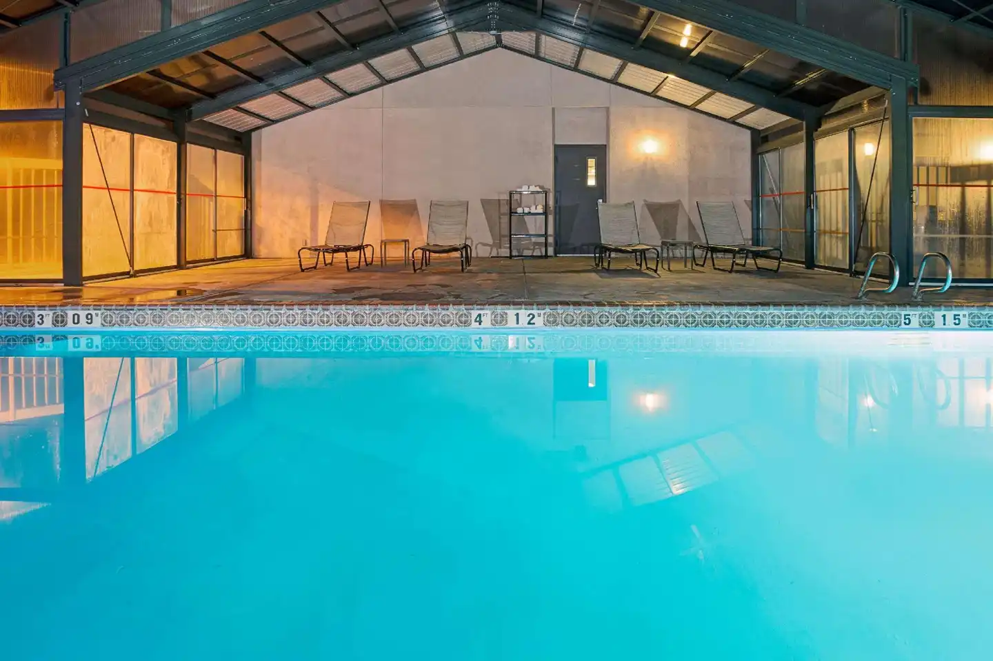 Ramada by Wyndham Englewood Hotel & Suites Hallenbad