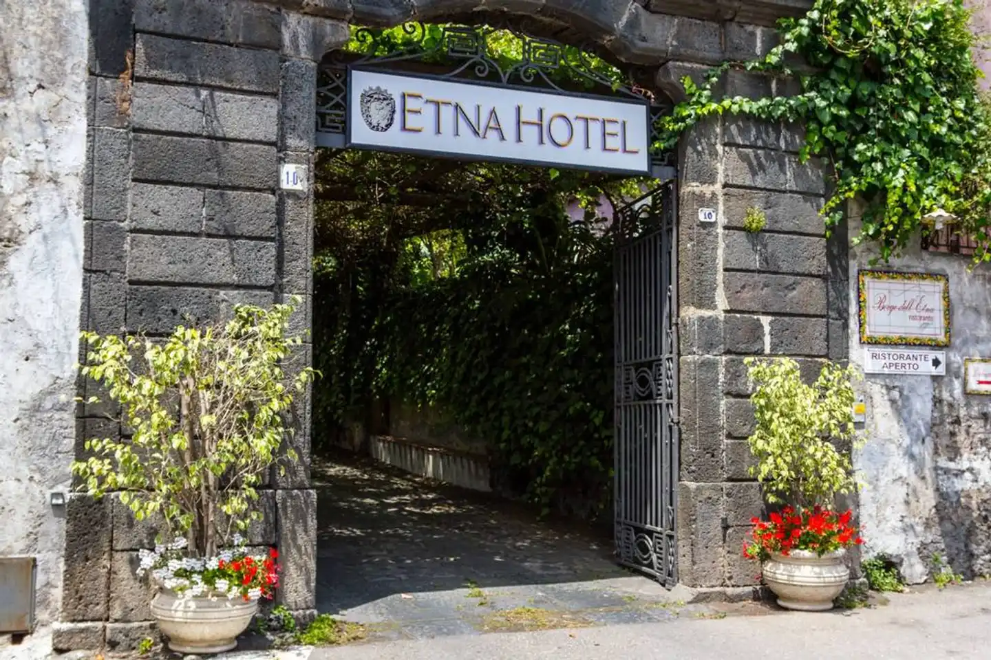 Etna Hotel Aussenansicht