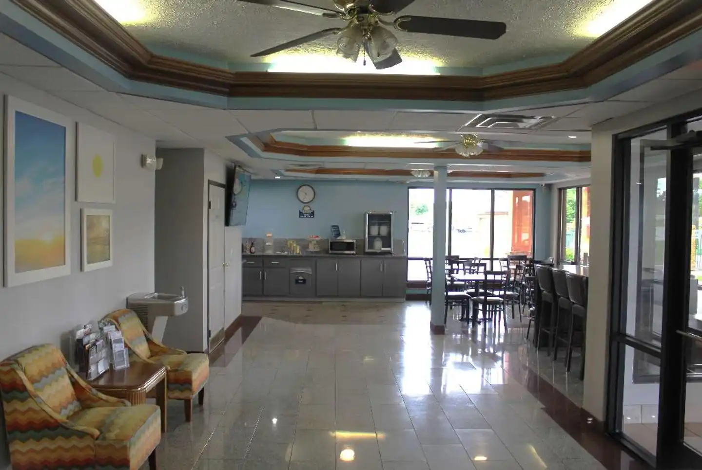 Days Inn by Wyndham Franklin Lobby