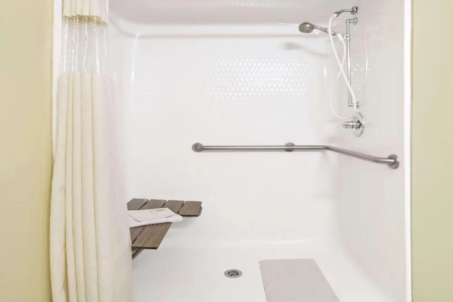 Days Inn by Wyndham Collinsville Badezimmer